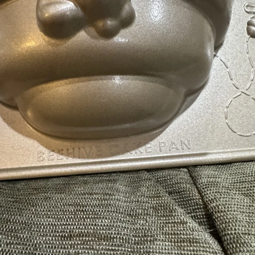 Nordic Ware 3D Beehive Cake Mold 10 Cup Cast Aluminum Pan Bee Hive USA MADE